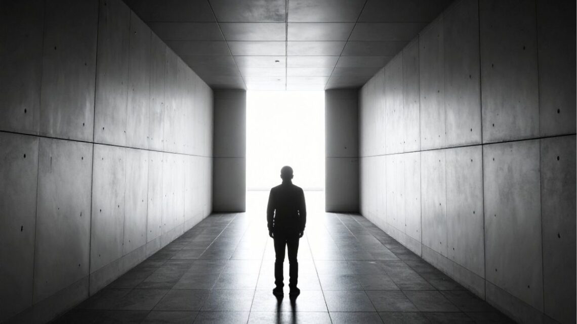 „Symbolbild: Person steht an einer halb geöffneten Kirchentür – Ausdruck von Manipulation, geistlicher Autorität und dem Weg in die Freiheit.“